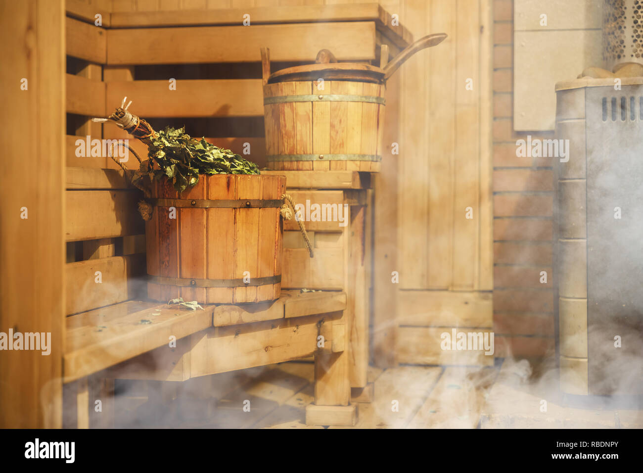 Interior de una sauna finlandesa, sauna de madera clásica, baño finlandés,  relajarse en la sauna caliente con vapor Fotografía de stock - Alamy