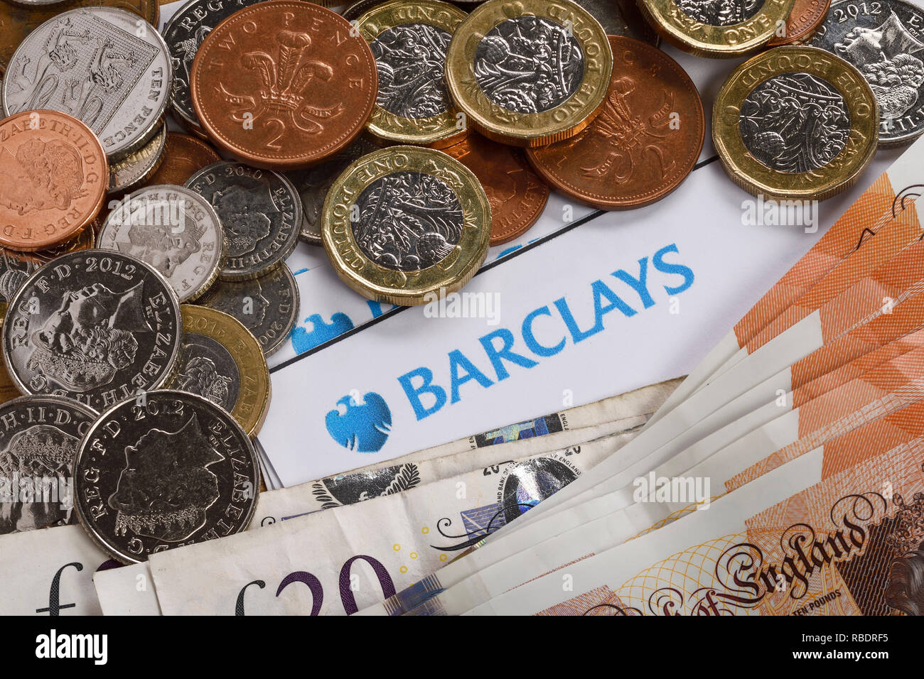 Un logotipo de Barclays Bank con algún dinero Foto de stock