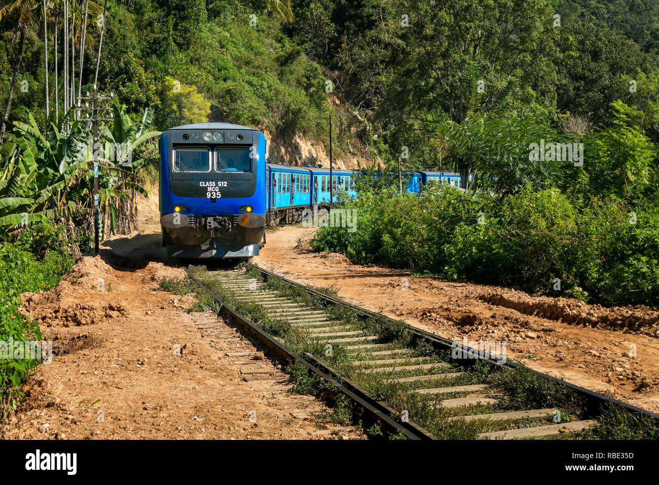 Tren de pasajeros de larga distancia de salir de ella, Sri Lanka, pasando a través de una corte. Foto de stock