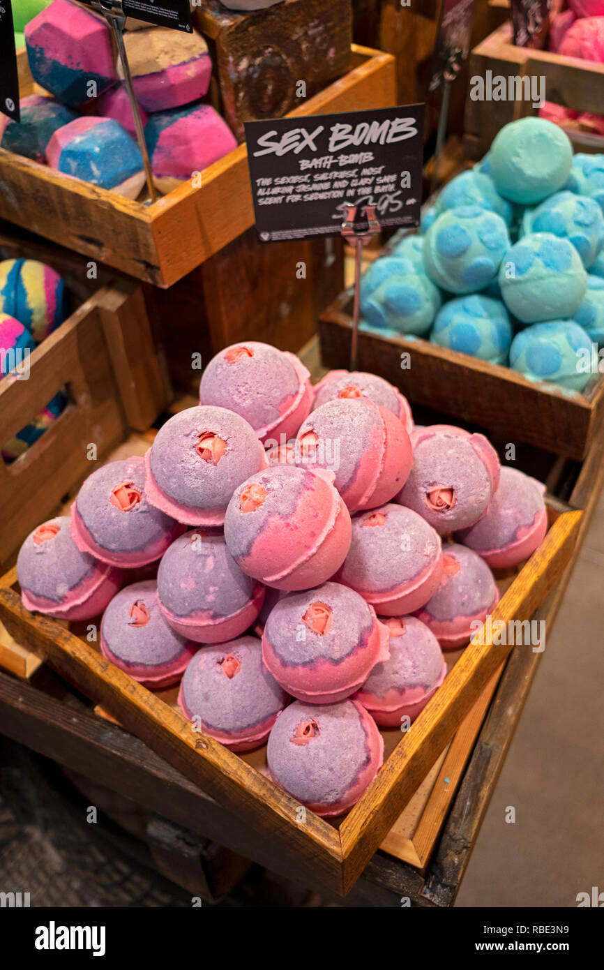 Bomba sexual jabón sexy en la pantalla en la tienda Lush en East 14th  Street en Greenwich Village, Nueva York Fotografía de stock - Alamy