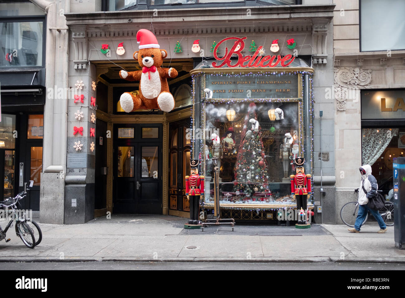 Decoraciones de Navidad adornado fuera LILLIE'S VICTORIAN Establecimiento en East 17th Street en el centro de Manhattan, Ciudad de Nueva York. Foto de stock