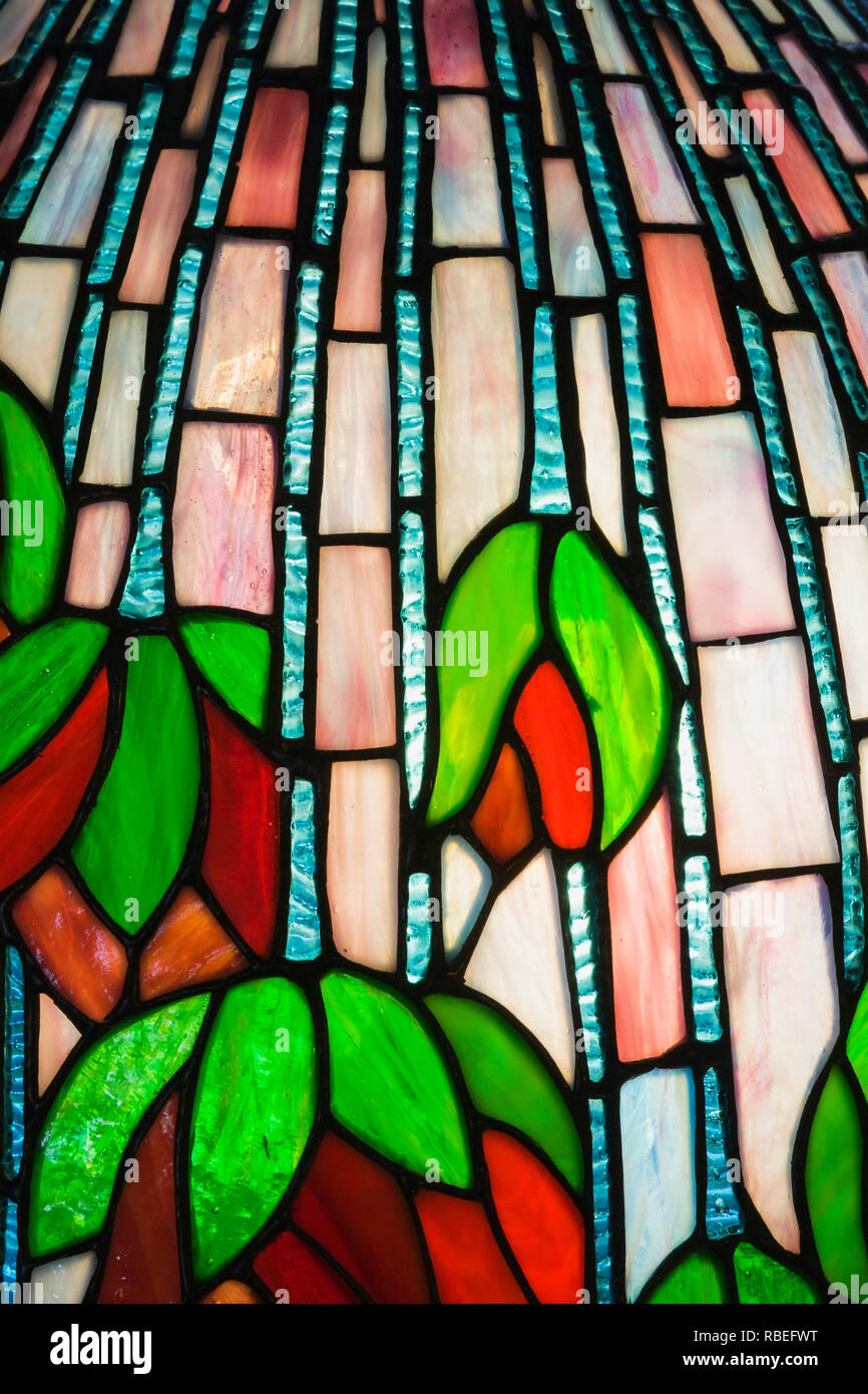 Detalles de cerca de un verde, rojo y rosa Vidrieras lámpara Tiffany sombra Foto de stock