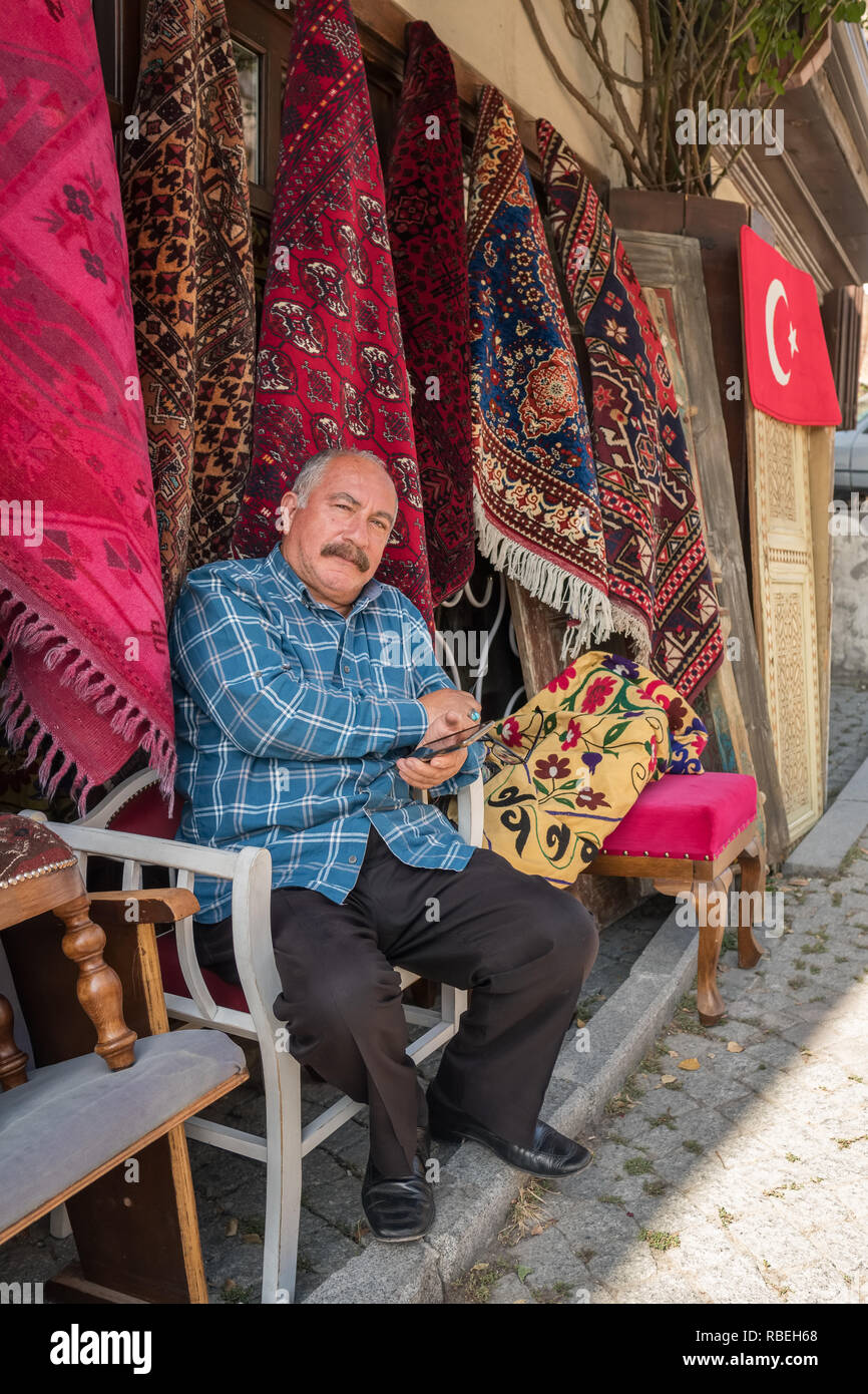 Ankara, Turquía - 15 de octubre de 2018: Retrato de un desconocido vendedor de alfombras turcas en Ankara, Turquía Foto de stock