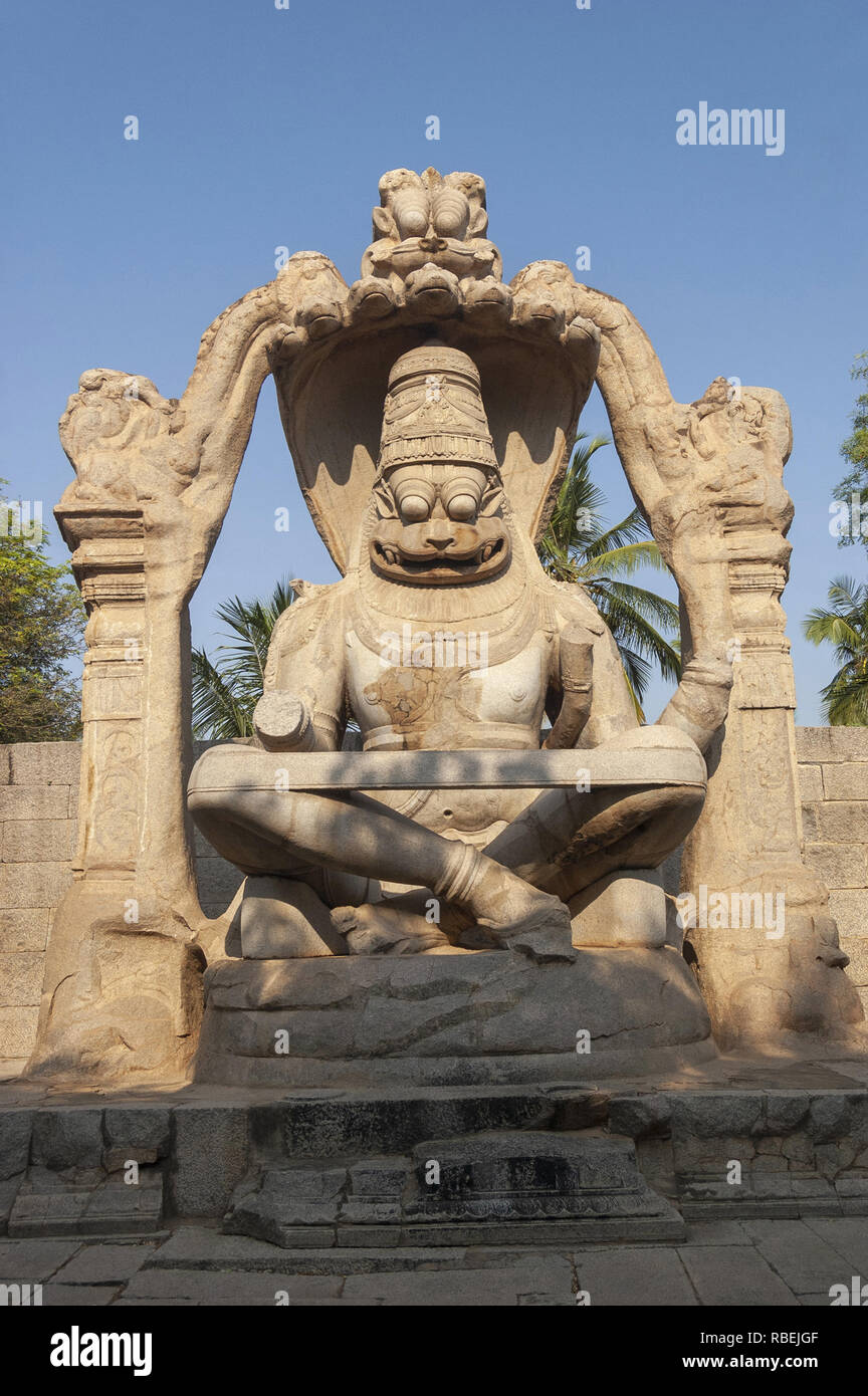 Lakshmi Narasimha estatua en Hampi, Karnataka, India Foto de stock