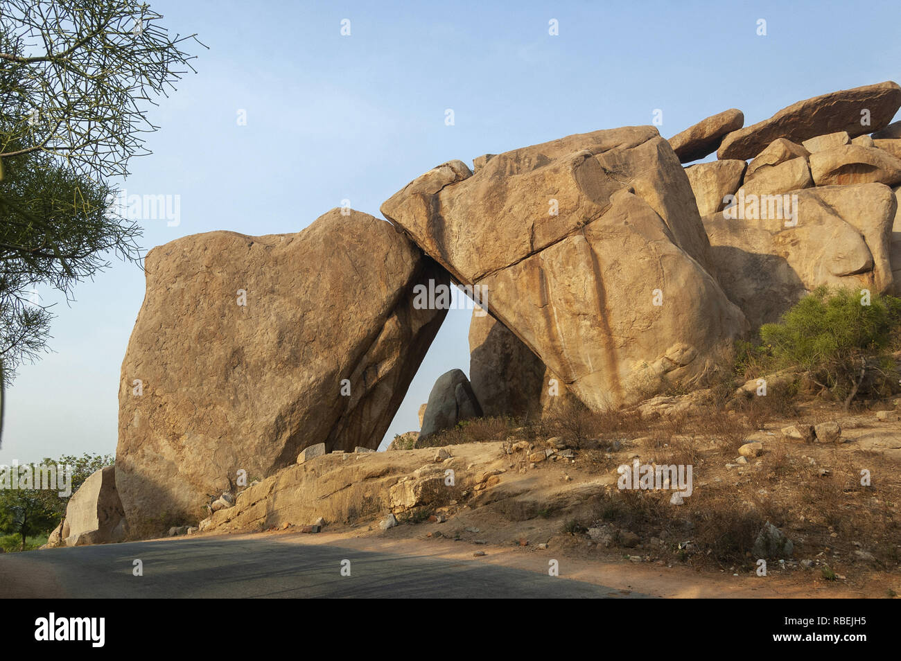 Arco de piedra hecho de dos enormes rocas en Hampi, Karnataka, India Foto de stock