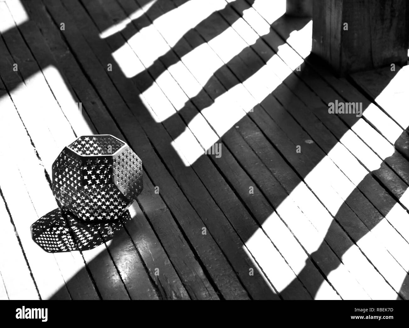 Reflejos y sombras de objetos. Forma geométrica sobre un piso de madera.  Octaedro truncado Fotografía de stock - Alamy