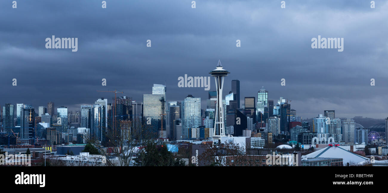 En el horizonte de Seattle tormentoso clima Foto de stock