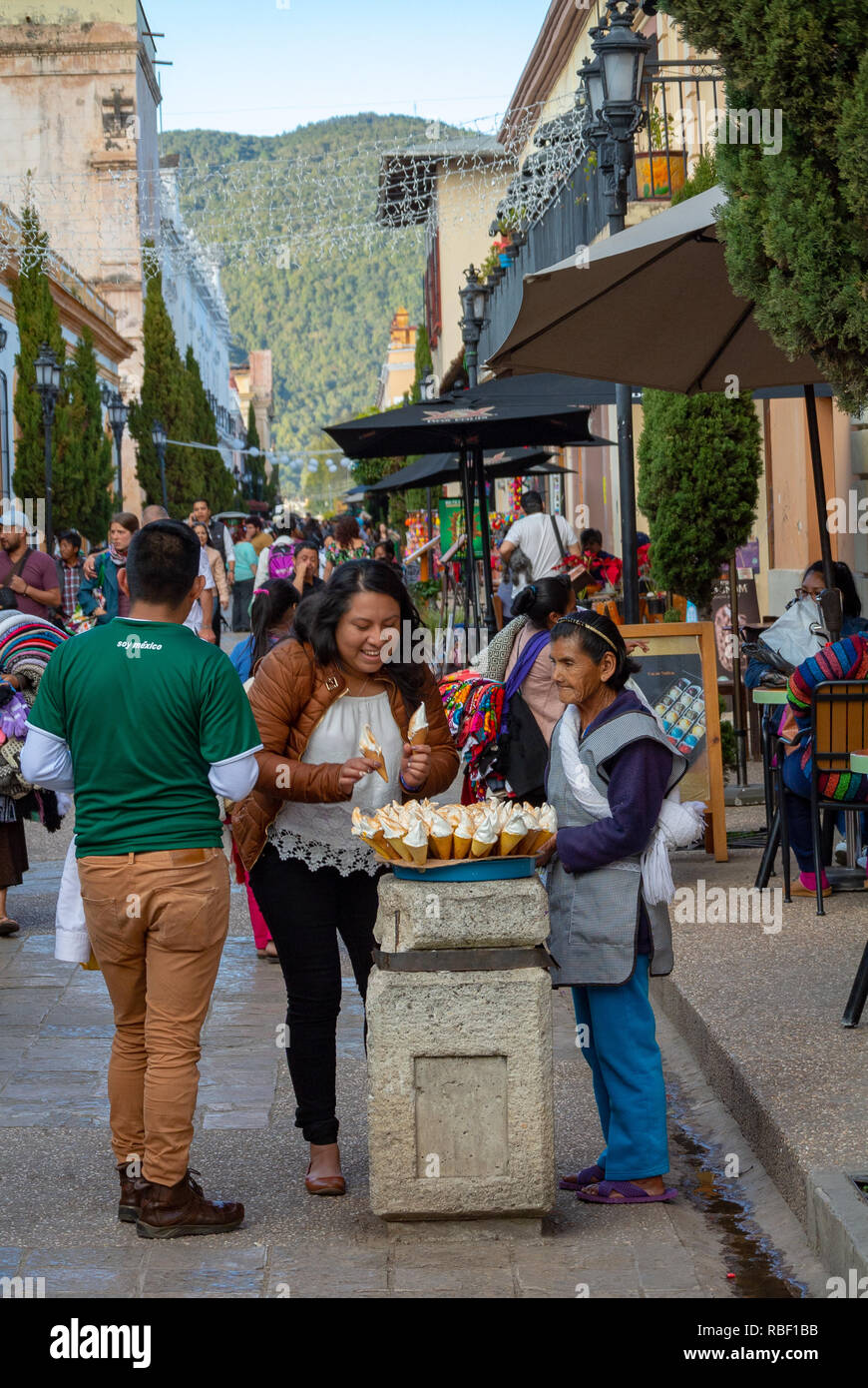 Empaquetado y colorida fruta fresca aparece en un carro de los vendedores  callejeros de la Ciudad de México Fotografía de stock - Alamy
