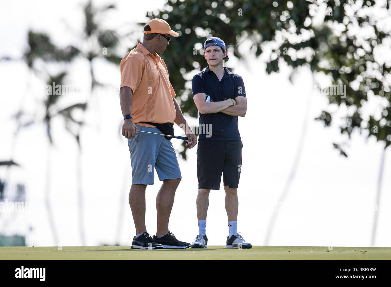 Honolulu, Hawai, Estados Unidos. 9 ene, 2019. Tom Holland quien desempeña  el papel del hombre araña en la película de los Vengadores habla con su  caddie en el hoyo número 10 verde