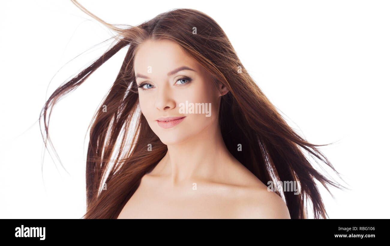 Estilo de vida saludable y cuidado facial. Retrato de una joven mujer hermosa con el pelo largo, cerca. Piel clara Foto de stock