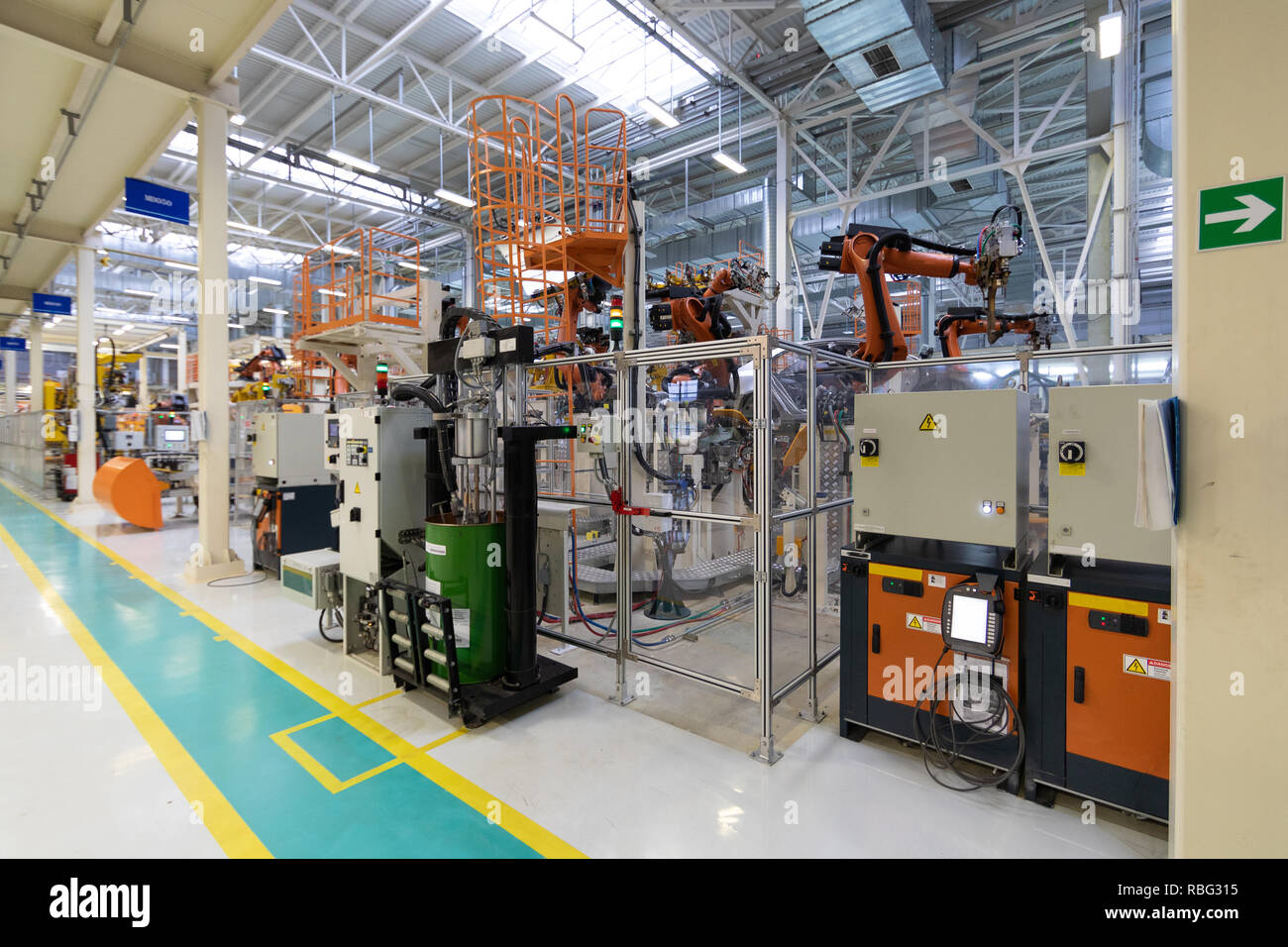 Planta de fabricación de automóviles. Tienda de automóviles. La línea de montaje para la fabricación de automóviles. Foto de stock