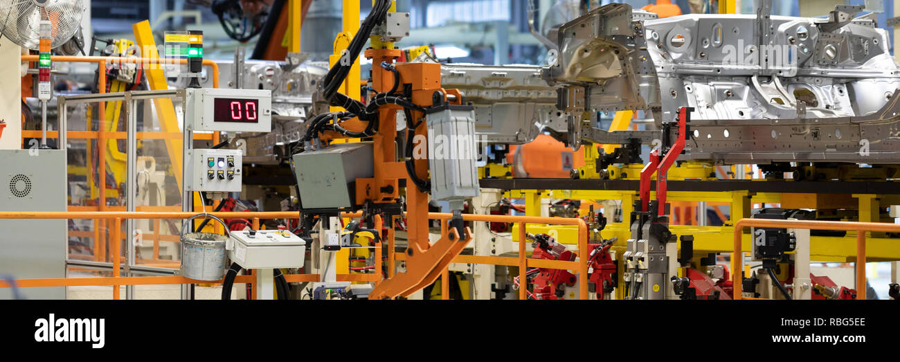 Proceso de montaje automatizado de automóviles por robots. Línea de  producción de automoción. formato largo. Bastidor ancho Fotografía de stock  - Alamy