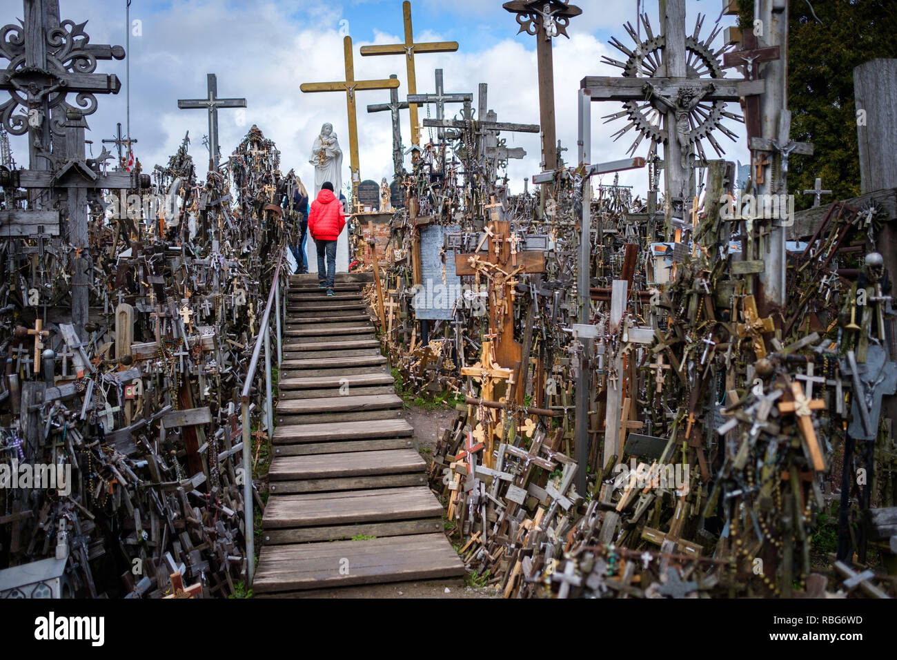 Lituania, Siauliai: la colina de Las Cruces. La Colina de las Cruces, un  lugar de peregrinación, símbolo de desafío lituano de los invasores  extranjeros, con más de 100.000 Fotografía de stock - Alamy