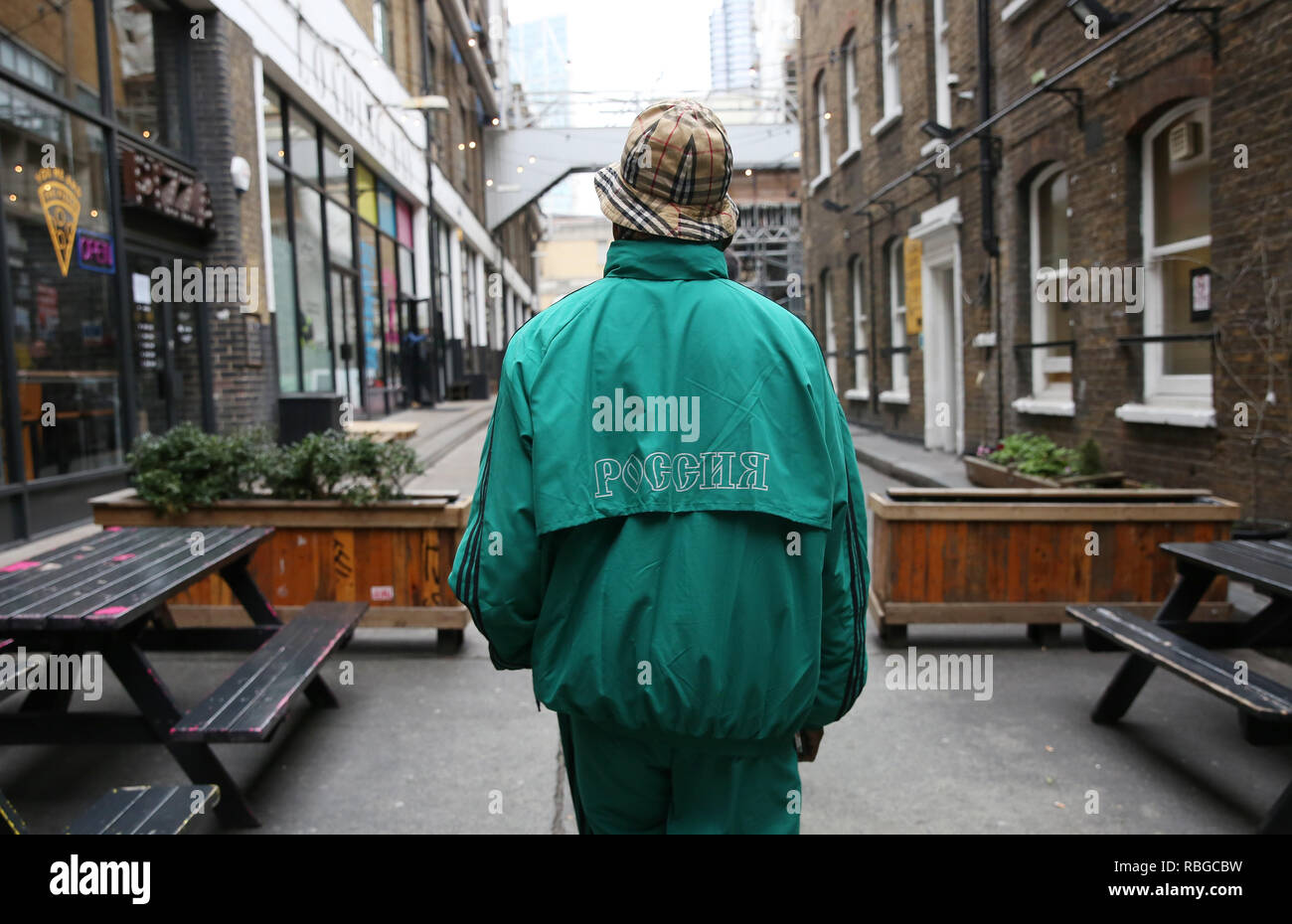 Editor de moda Terence Sambo (@terencesambo ) golpea un look casual en un chándal  Adidas retro durante el Otoño/Invierno 2019 La Semana de la Moda de Londres  fuera de la BFC Mostrar