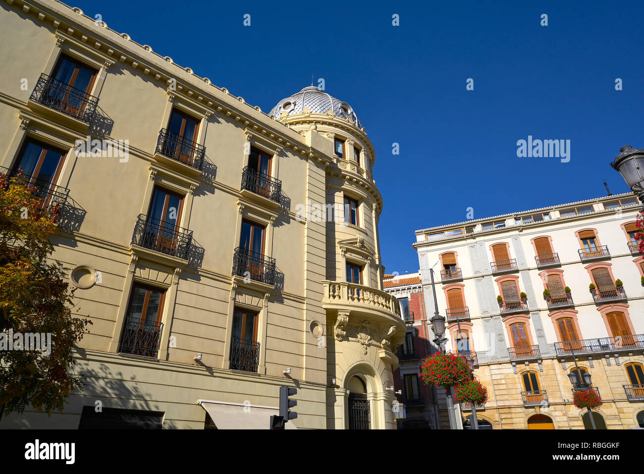 Granada Puerta Real fachadas en España en Andalucía Plaza Puerta Real  Fotografía de stock - Alamy