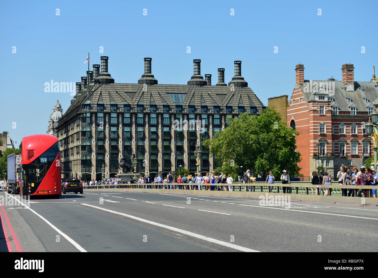 Portcullis House y el puente de Westminster, Londres, Reino Unido. Foto de stock