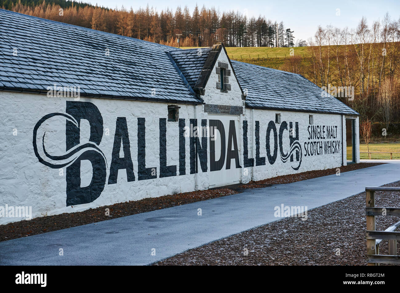 Finca única destilería de whisky Ballindalloch ubicado en Spey Valley, Ballindalloch, Escocia Foto de stock