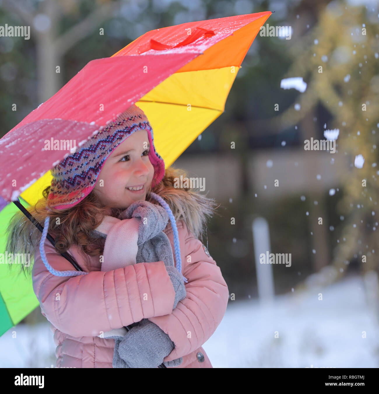 Niña bajo paraguas en invierno Fotografía de - Alamy