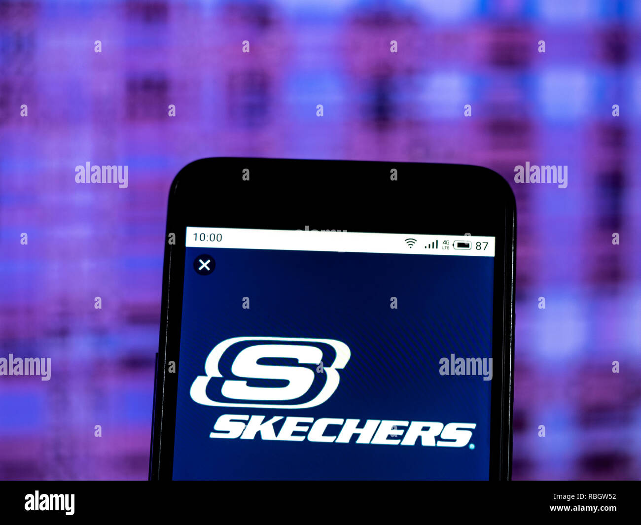 Logotipo de la empresa de calzado Skechers visto aparece en el teléfono  inteligente Fotografía de stock - Alamy