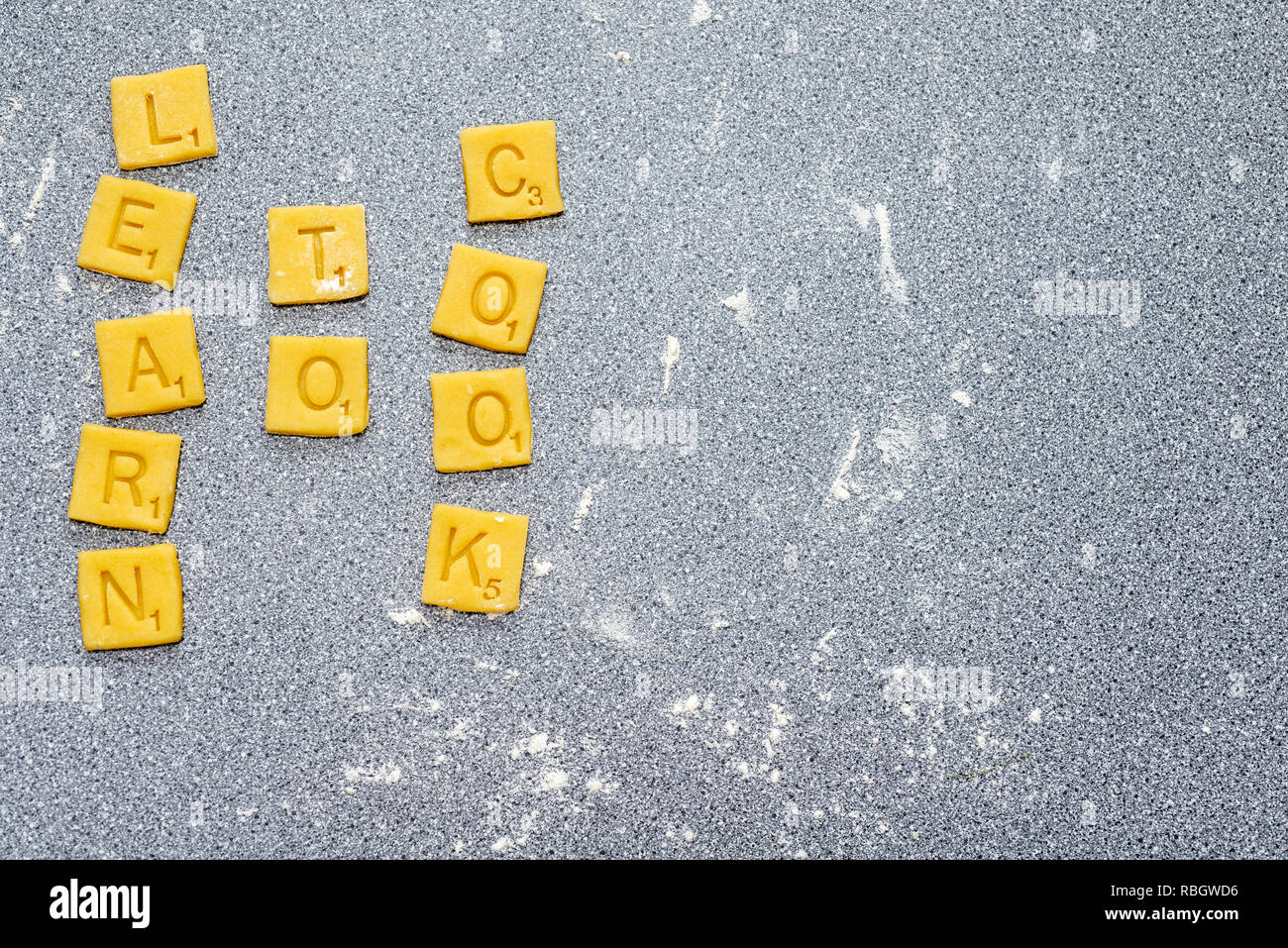 Aprenda a cocinar - scrabble palabras hechas de galleta / masa de galleta. Foto de stock