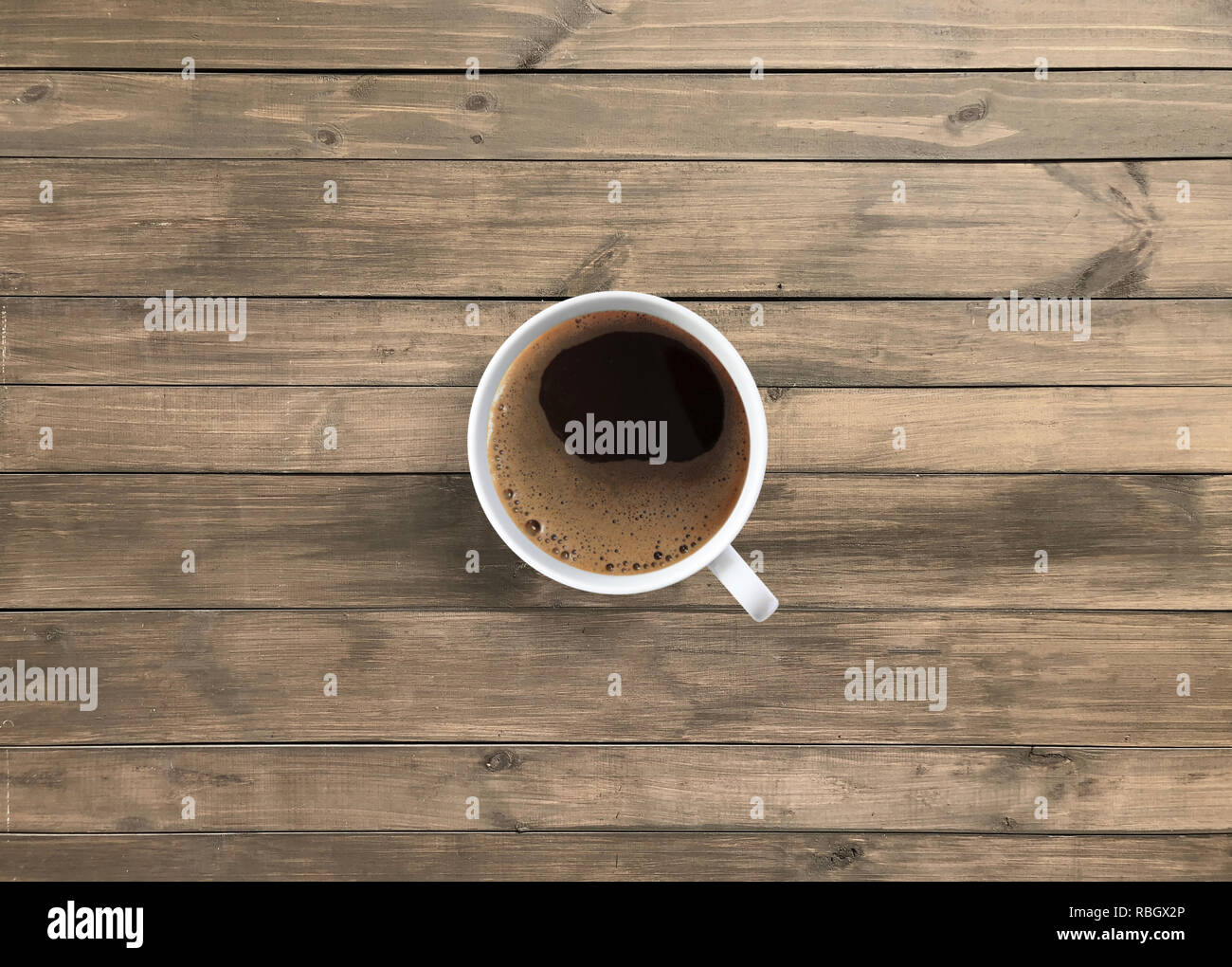 Americano caliente café negro en taza blanca sobre la mesa de madera Foto de stock