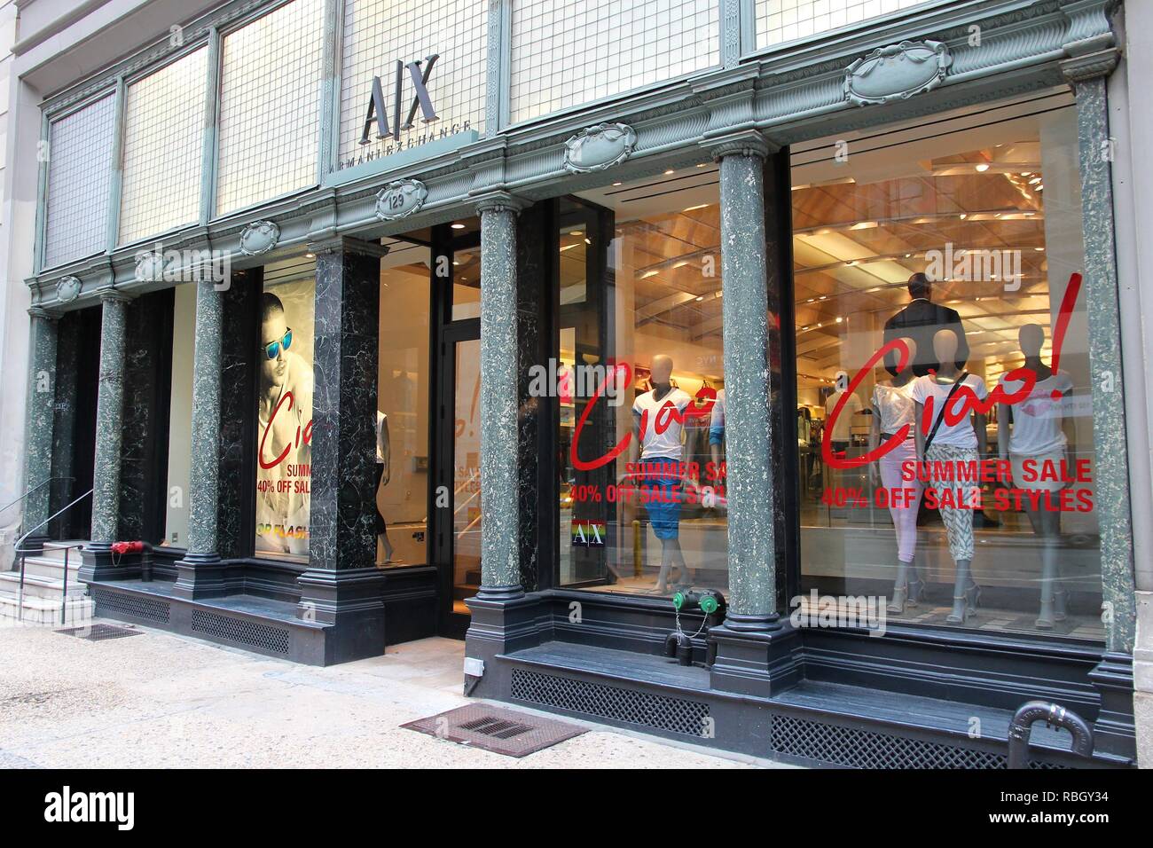 Nueva York, Estados Unidos - Julio 3, 2013: Armani Exchange tienda de moda  en 5th Avenue, Nueva York. Giorgio Armani grupo había 1,8 millones de euros  en ingresos en 2011 Fotografía de stock - Alamy