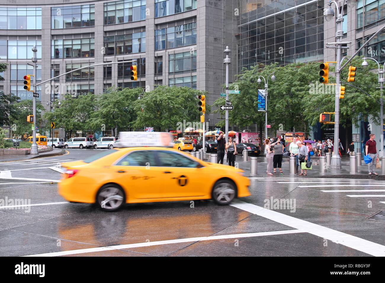 Nueva York, Estados Unidos - Julio 3, 2013: las unidades de taxis en la ciudad de Columbus Circle en Nueva York. Columbus Circle con famosos rascacielos del centro Time Warner finalizó en 2003 Foto de stock