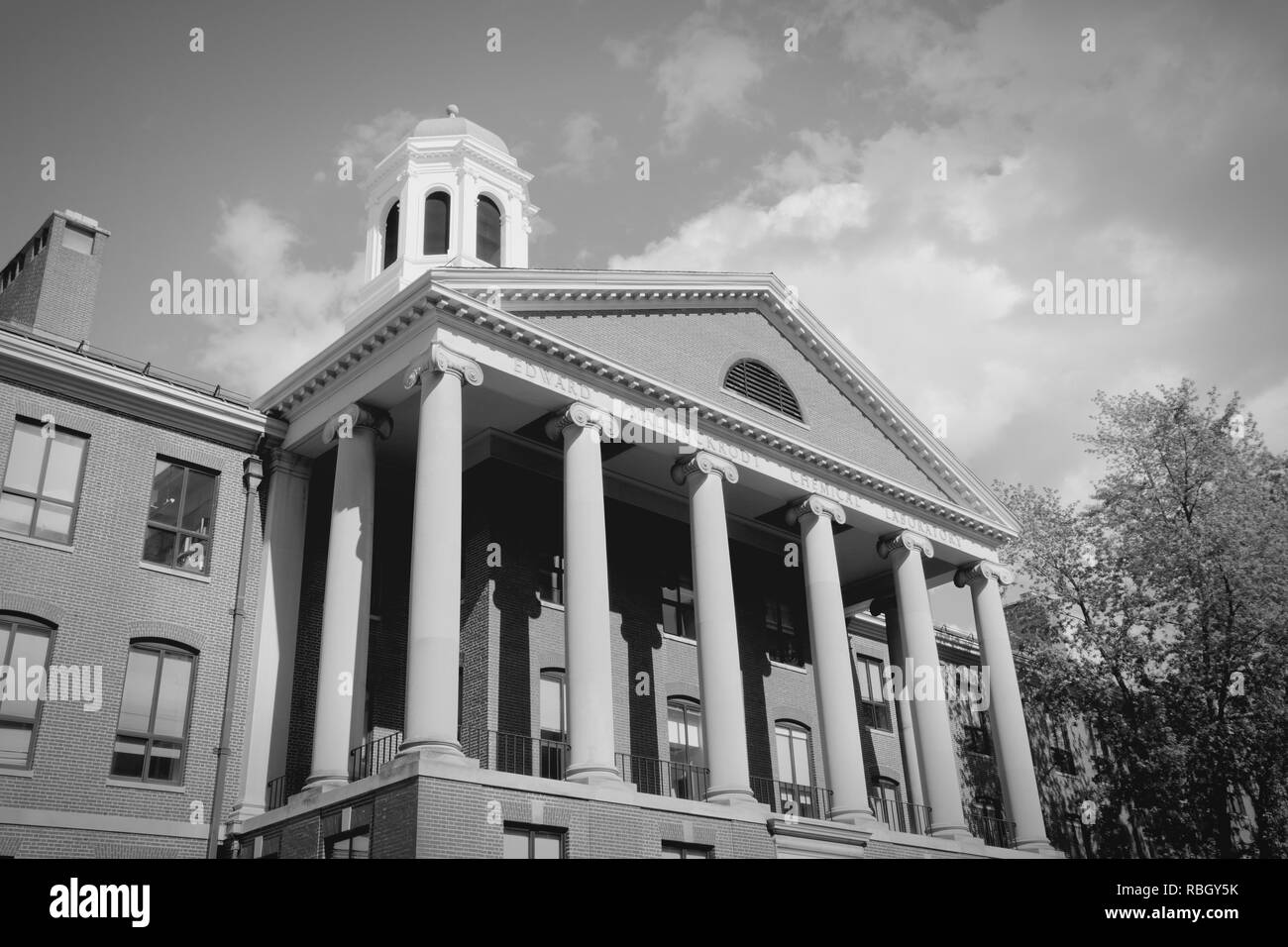 Cambridge, Massachusetts en los Estados Unidos. La famosa Universidad de Harvard - Edward Mallinckrodt laboratorio químico. Tono blanco y negro - retro monoc Foto de stock