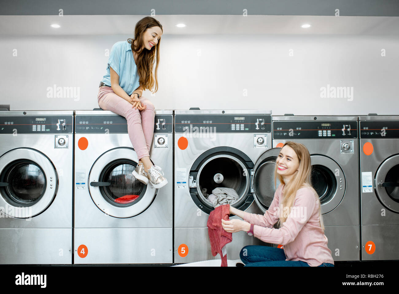 Máquinas de lavar ropa en una lavandería, en Alemania, en Renania del  Norte-Westfalia, Colonia Fotografía de stock - Alamy