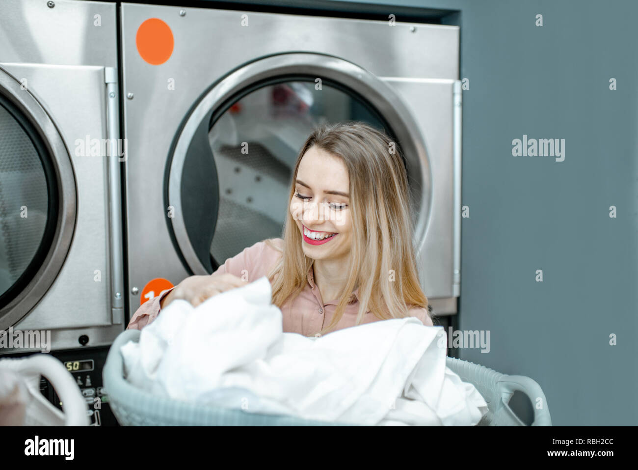 Deshumidificador secar la ropa en un aireador en interiores Fotografía de  stock - Alamy