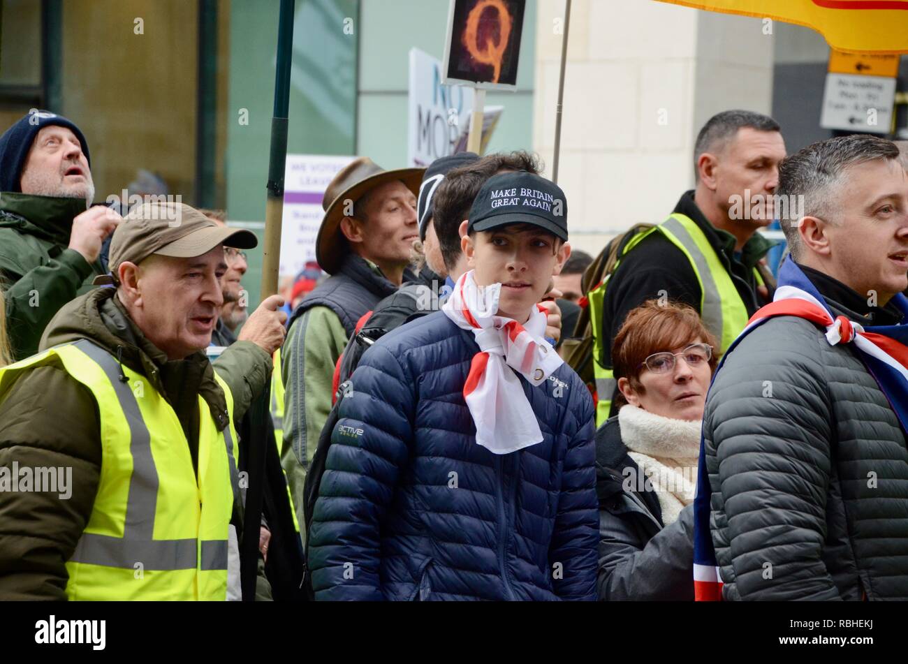 Un hombre en gilet jaunes chaqueta y hacer de nuevo un gran bretaña brexit hat a la traición de marzo en Londres 2018 Foto de stock
