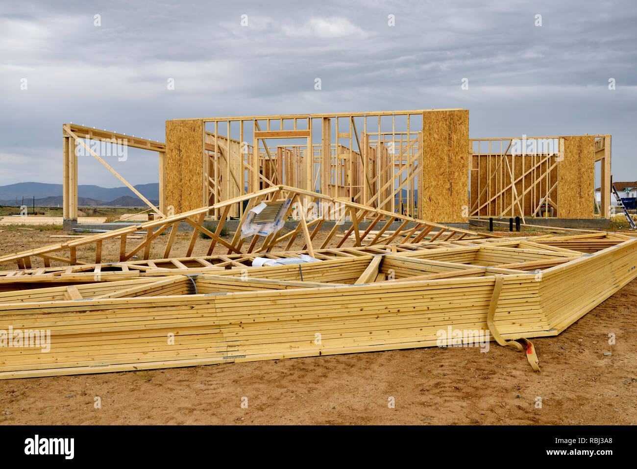 Casa residencial en construcción con techo edificado trussing fábrica listo para instalar en paredes de espárrago de madera Foto de stock