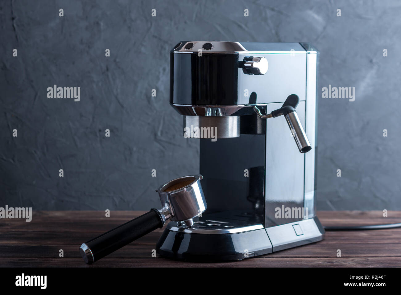 Preparación del espresso. Máquina de café negro y un cuerno con granos  molidos en la mesa. Preparación de café profesional en casa Fotografía de  stock - Alamy