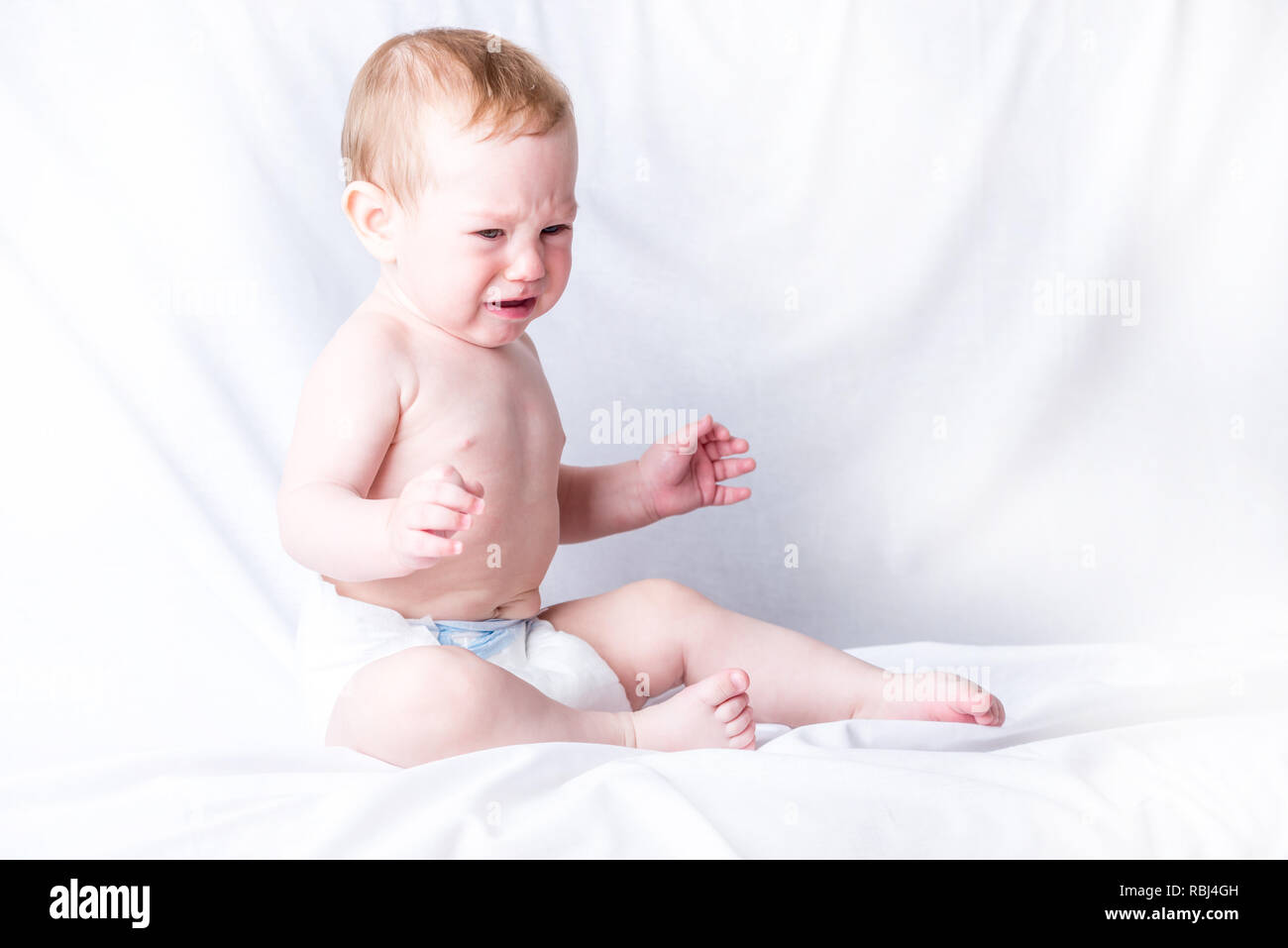 Cute Blue Eyed Bebe 6 9 Meses Triste Llorando Fondo Blanco Las Emociones De Los Ninos El Dolor Del Proceso De Denticion Fotografia De Stock Alamy