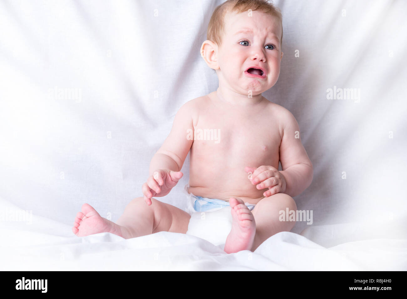 Cute Blue Eyed Bebe 6 9 Meses Triste Llorando Fondo Blanco Las Emociones De Los Ninos El Dolor Del Proceso De Denticion Fotografia De Stock Alamy