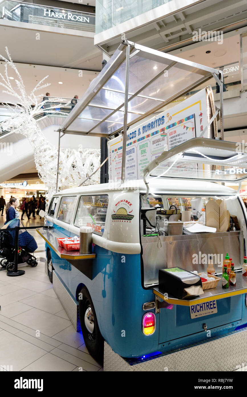 Un taco y calado de burrito establecido en una autocaravana VW en el fast food hall del Eaton Centre en Toronto, Canadá, parte del mercado natural Richtree Foto de stock