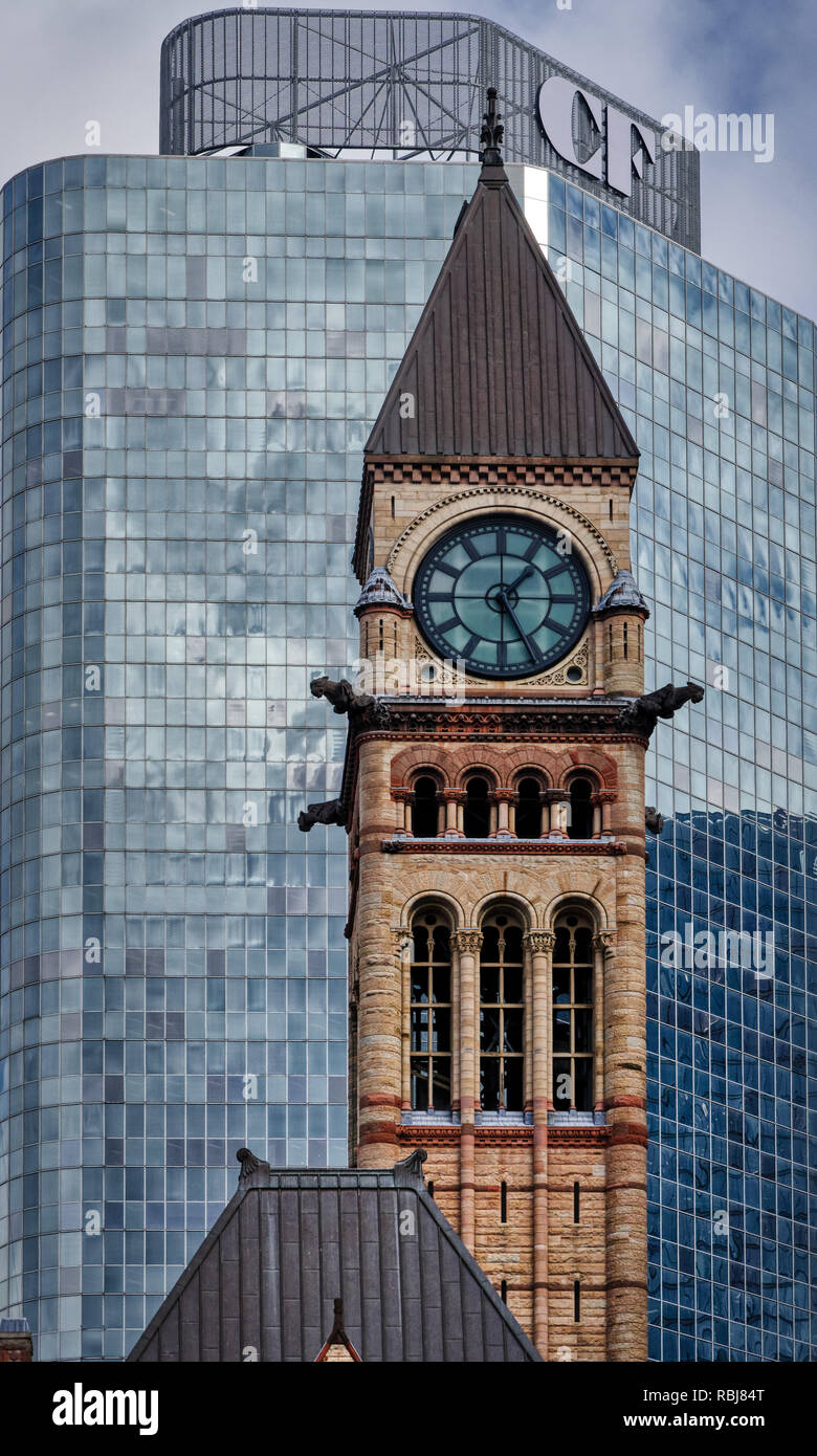 El antiguo Ayuntamiento de Toronto, contrasta con la arquitectura moderna que lo rodea: detrás está el Cadillac Fairview edificio Foto de stock
