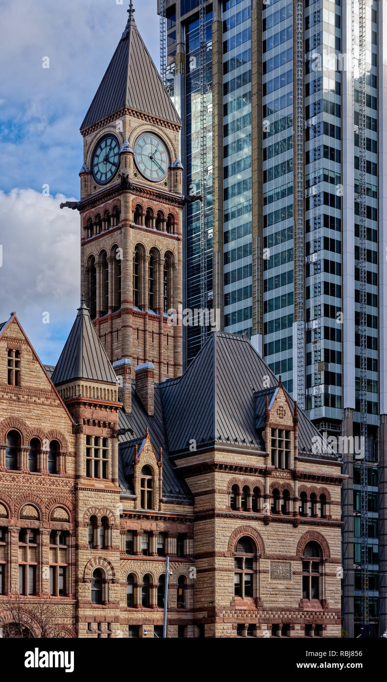 El antiguo Ayuntamiento de Toronto, contrasta con la arquitectura moderna que lo rodea: detrás está el Banco de Montreal (BMO) Edificio Foto de stock