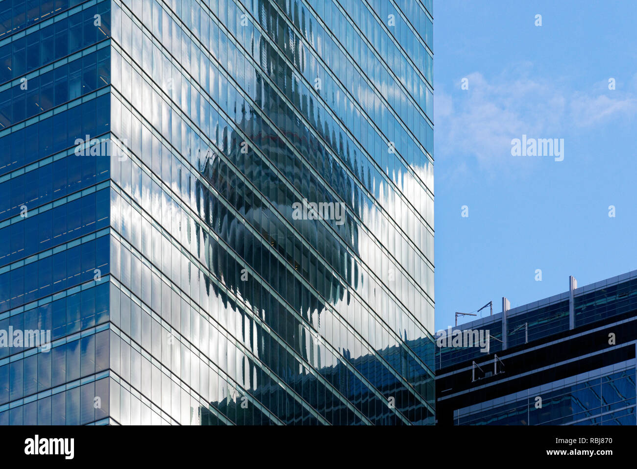 La Torre CN reflejado en el RBC Center (aka el RBC Dexia Building) en Toronto, Canadá, como visto desde David Pecaut Square Foto de stock