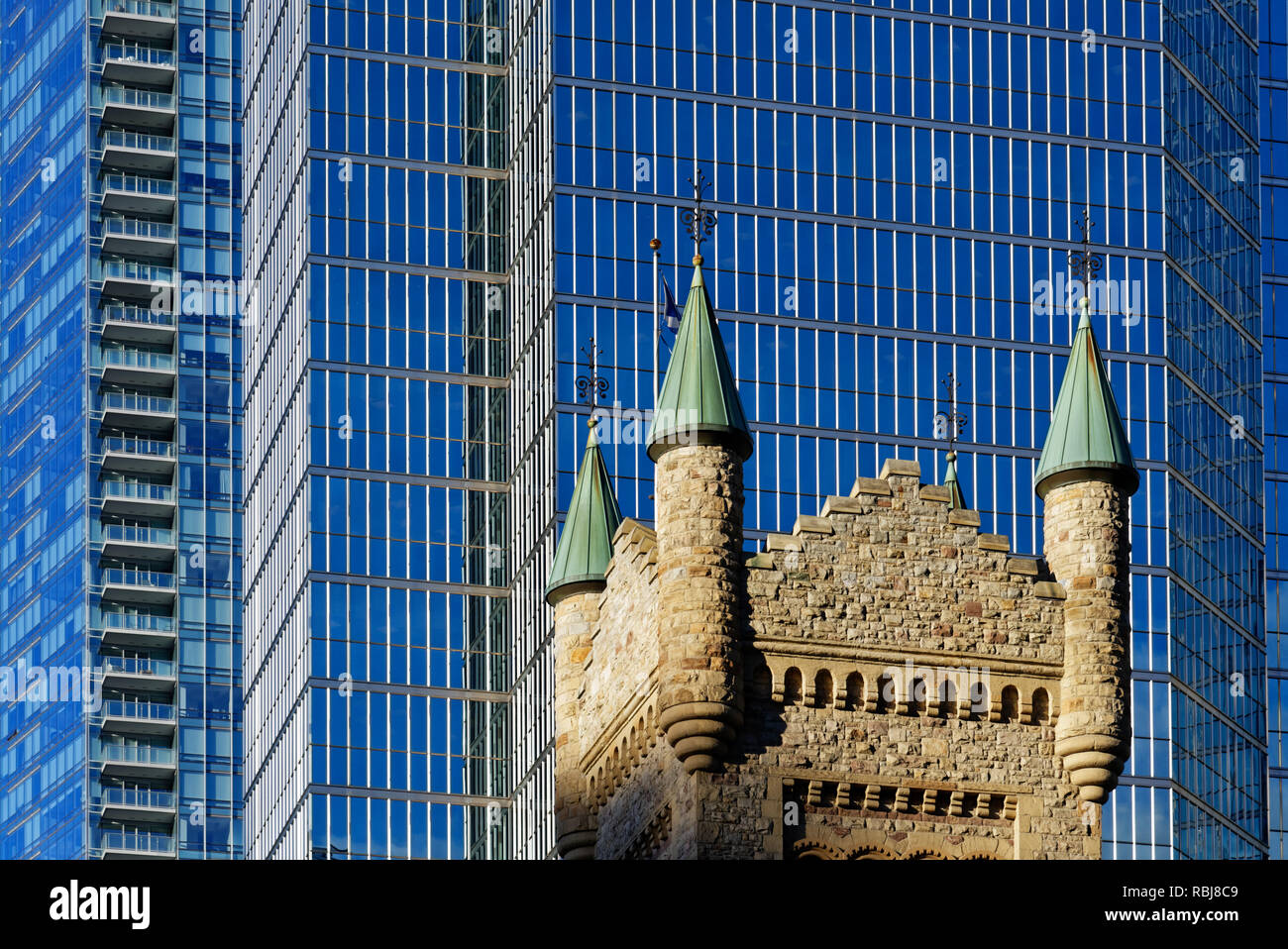 La torre de la Iglesia de San Andrés en Toronto con el Banco de Montreal (BMO) Edificio detrás Foto de stock