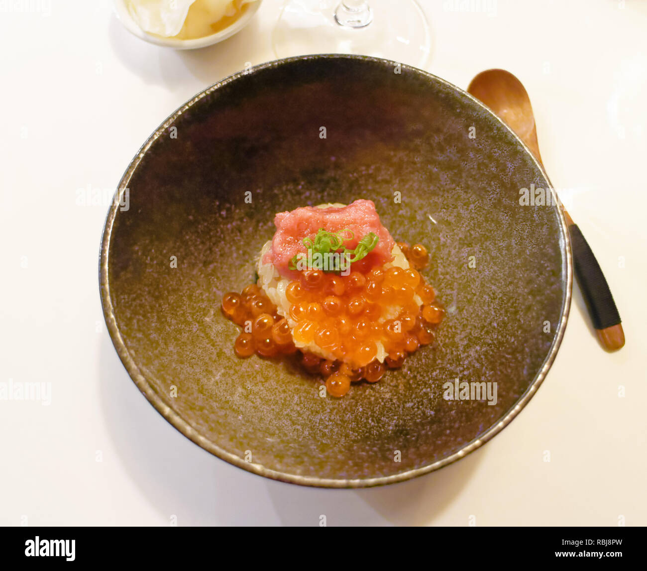 Un tazón de ácidos atún y huevas de salmón en Yasu Omakase de sushi bar de sushi en Toronto, Canadá Foto de stock