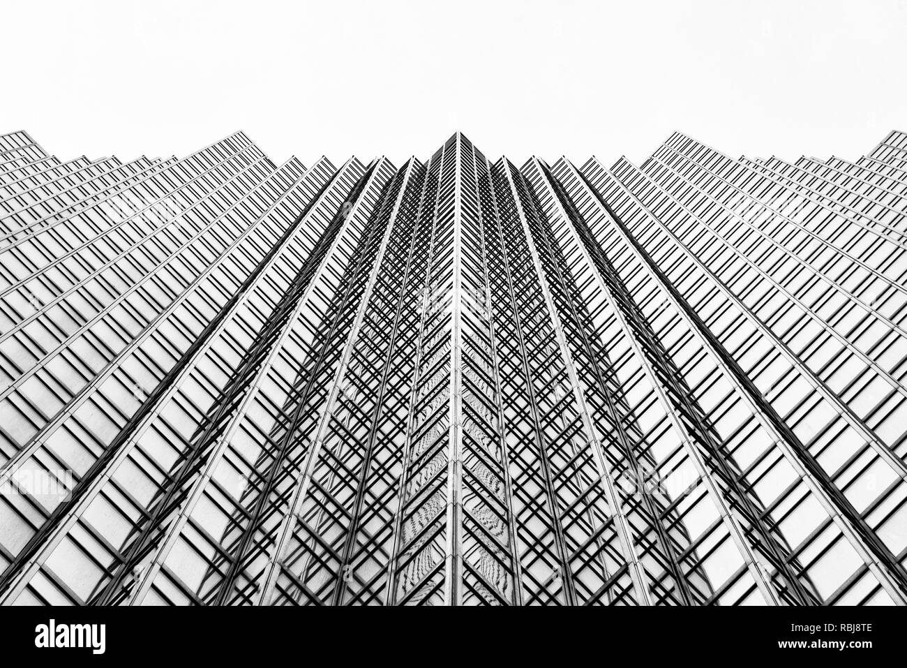 Mirando hacia el Royal Bank of Canada (RBC) Edificio Plaza Sur torre en Front Street, en el centro de Toronto, Canadá Foto de stock