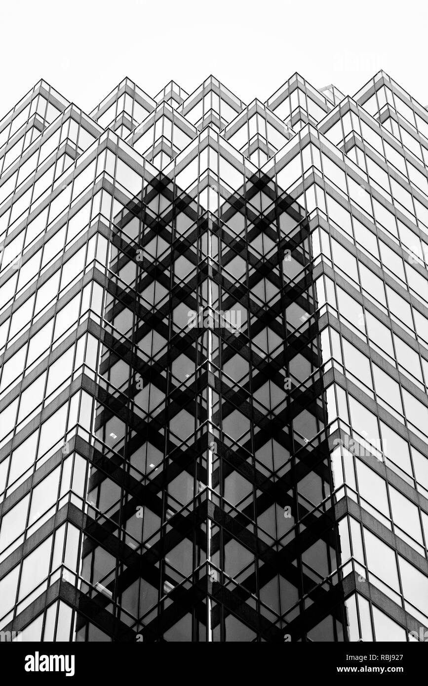 Detalles arquitectónicos de una Queen Street East Tower, en el centro de Toronto, Canadá Foto de stock