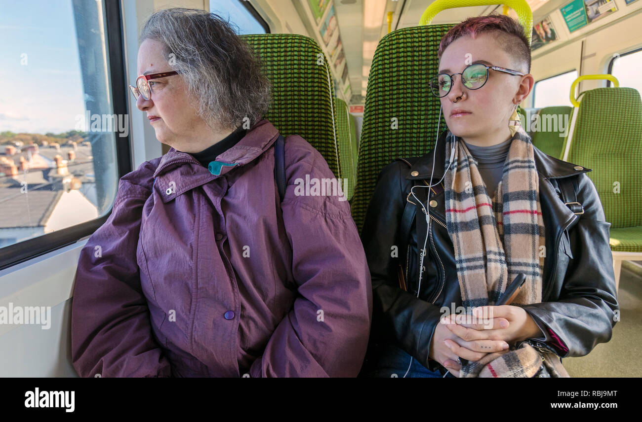 Los acompañantes en el DART, el transporte público, en Dublín, Irlanda. Foto de stock