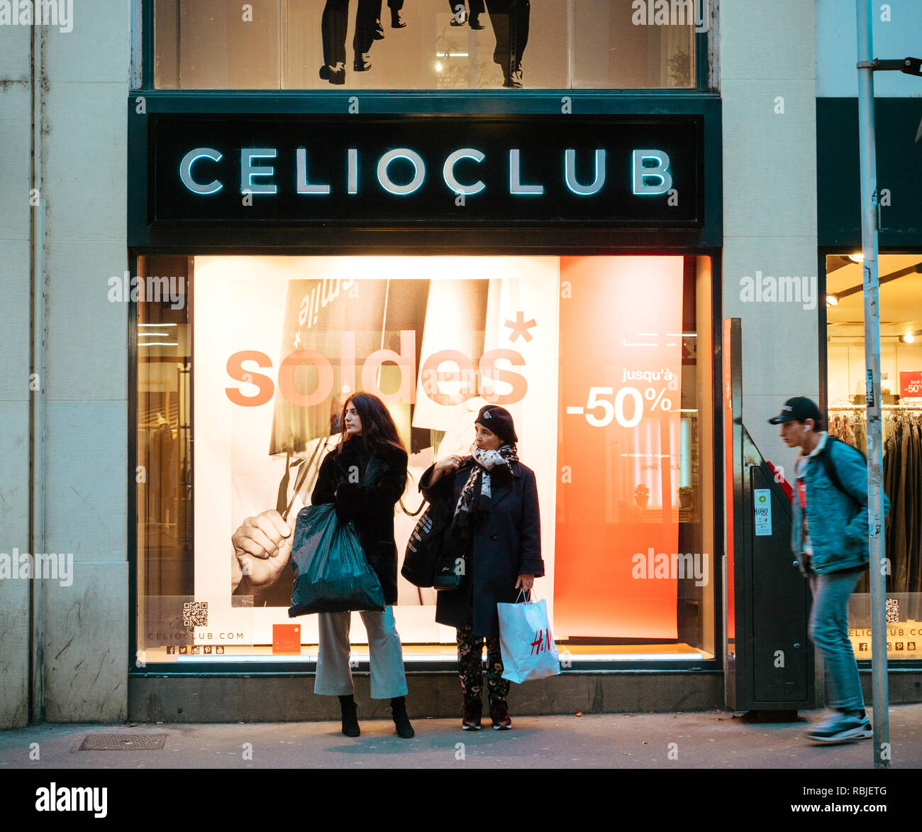 Lingüística Rodeo flotante Estrasburgo, Francia - Jan 11, 2018: compras modernas - Dos mujeres, madre  e hija de espera delante de la tienda de ropa de moda Celio de ventana  durante la temporada Soldes Venta
