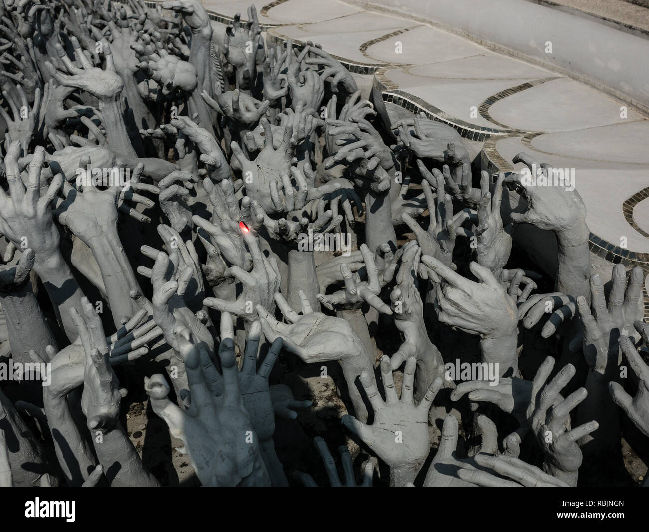 Cientos de divulgación manos que simbolizan el deseo desenfrenado Foto de stock
