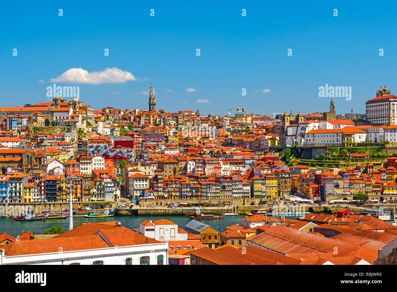 Oporto, Portugal, ciudad vieja skyline desde el otro lado del río Duero, desde Villa Nova de Gaia, en día soleado Foto de stock