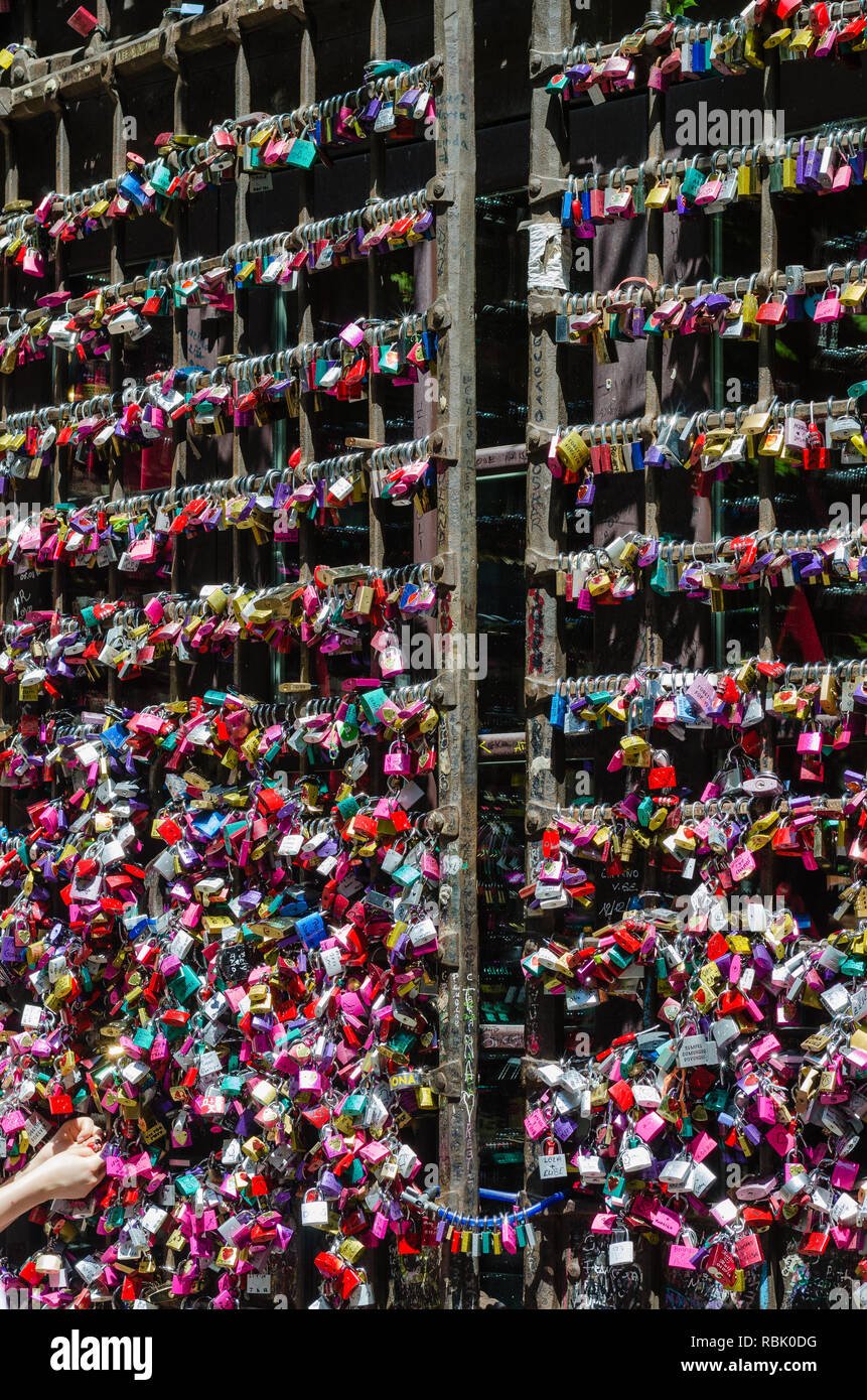 Puerta de entrada a la casa de Julieta en Verona. Llena de coloridos candados dejados por los amantes de la promesa de respeto mutuo amor. Concepto de lealtad en l Foto de stock