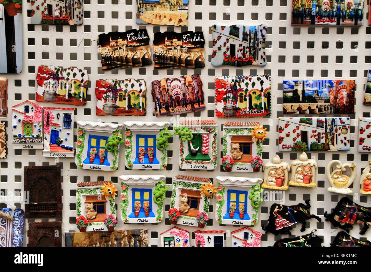 Cordoba, España- 30 de diciembre de 2018: Cerámica souvenirs en venta en  Córdoba, España. Colorido nevera imanes de recuerdo Fotografía de stock -  Alamy