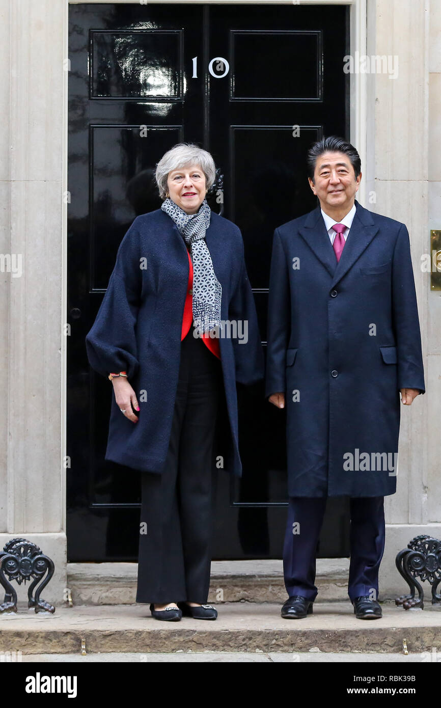 El Primer Ministro británico, Teresa Mayo y Primer Ministro Shinz? Abe de Japón son vistos en los pasos del nº 10 de Downing Street. Foto de stock